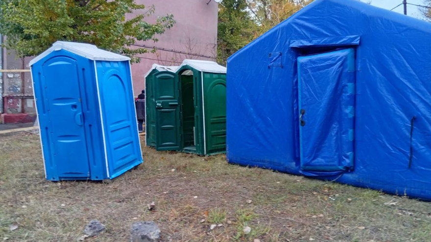 В Саратове на фасаде пятиэтажки с обрушенной стеной заметили гигантскую трещину