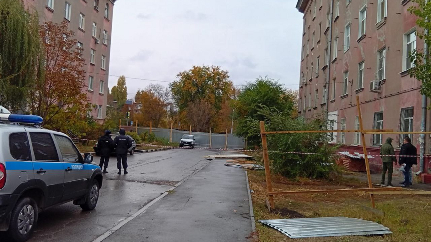 В Саратове на фасаде пятиэтажки с обрушенной стеной заметили гигантскую трещину