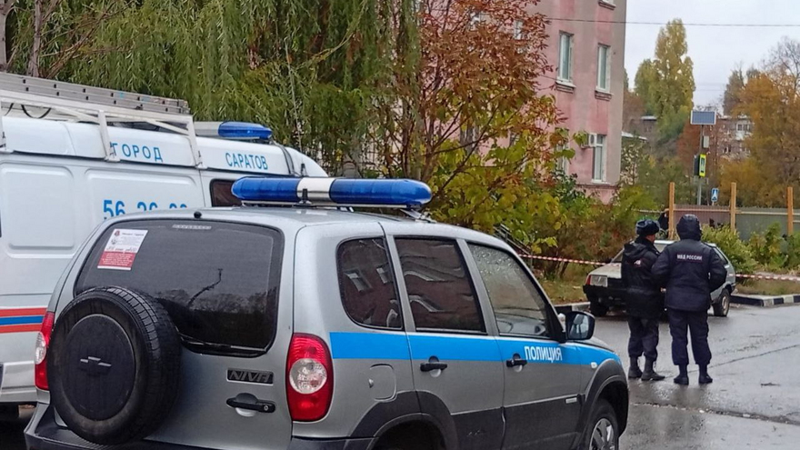 В Саратове на фасаде пятиэтажки с обрушенной стеной заметили гигантскую трещину