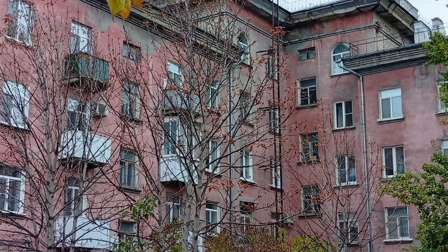 В Саратове на фасаде пятиэтажки с обрушенной стеной заметили гигантскую трещину
