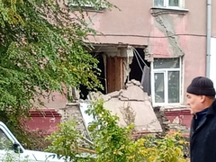В Саратове на фасаде пятиэтажки с обрушенной стеной заметили гигантскую трещину