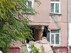 В Саратове на фасаде пятиэтажки с обрушенной стеной заметили гигантскую трещину
