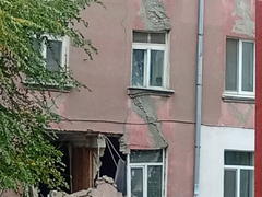 В Саратове на фасаде пятиэтажки с обрушенной стеной заметили гигантскую трещину
