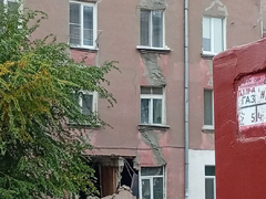 В Саратове на фасаде пятиэтажки с обрушенной стеной заметили гигантскую трещину