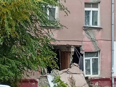В Саратове на фасаде пятиэтажки с обрушенной стеной заметили гигантскую трещину