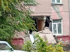 В Саратове на фасаде пятиэтажки с обрушенной стеной заметили гигантскую трещину