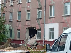 В Саратове на фасаде пятиэтажки с обрушенной стеной заметили гигантскую трещину