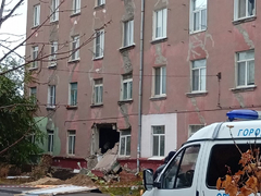 В Саратове на фасаде пятиэтажки с обрушенной стеной заметили гигантскую трещину