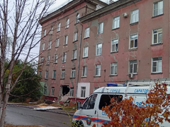 В Саратове на фасаде пятиэтажки с обрушенной стеной заметили гигантскую трещину