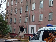 В Саратове на фасаде пятиэтажки с обрушенной стеной заметили гигантскую трещину