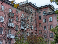 В Саратове на фасаде пятиэтажки с обрушенной стеной заметили гигантскую трещину