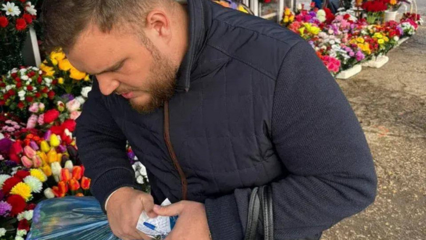В Саратове у Елшанского кладбища нелегально продавали искусственные цветы