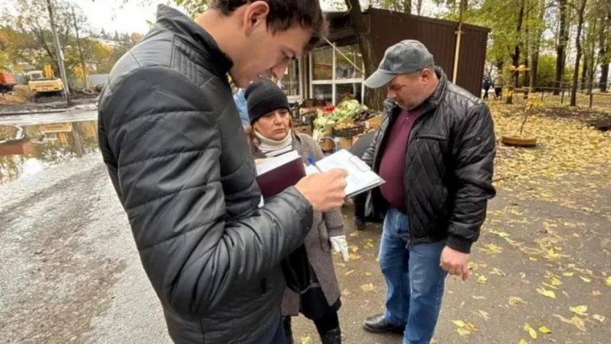 В Саратове у Елшанского кладбища нелегально продавали искусственные цветы