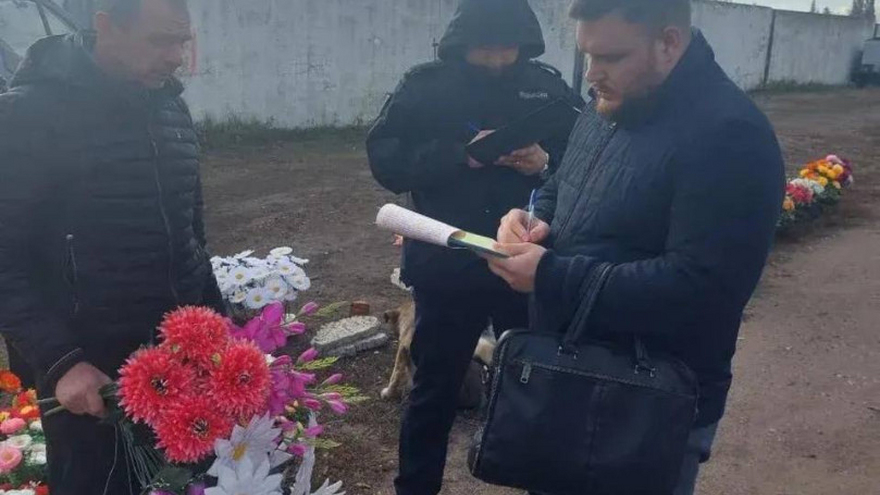 В Саратове у Елшанского кладбища нелегально продавали искусственные цветы