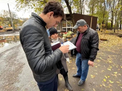 В Саратове у Елшанского кладбища нелегально продавали искусственные цветы