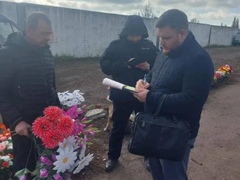 В Саратове у Елшанского кладбища нелегально продавали искусственные цветы