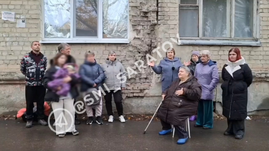 Здороваемся с соседями за руку через трещину в стене: жильцы саратовской аварийной пятиэтажки с клопами попросили помощи у Бастрыкина