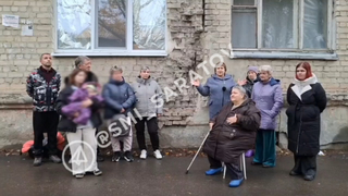 Здороваемся с соседями за руку через трещину в стене: жильцы саратовской аварийной пятиэтажки с клопами попросили помощи у Бастрыкина