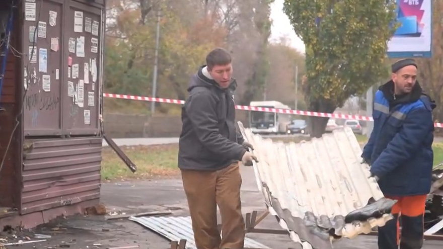 В Саратове снесли совмещенный с остановкой незаконный торговый павильон