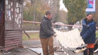 В Саратове снесли совмещенный с остановкой незаконный торговый павильон