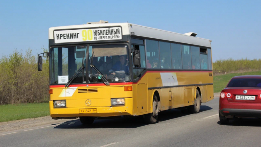 Бусаргин поручил убрать с улиц Саратова старые автобусы