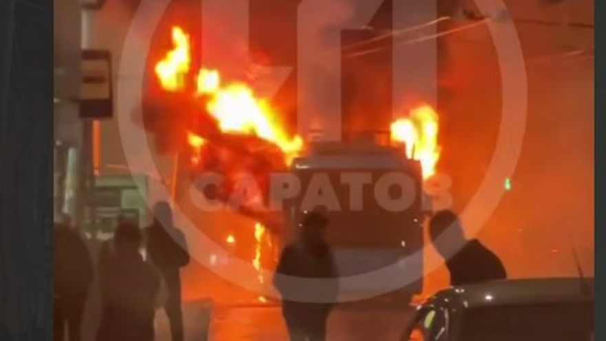 В Саратове около вокзала сгорел троллейбус