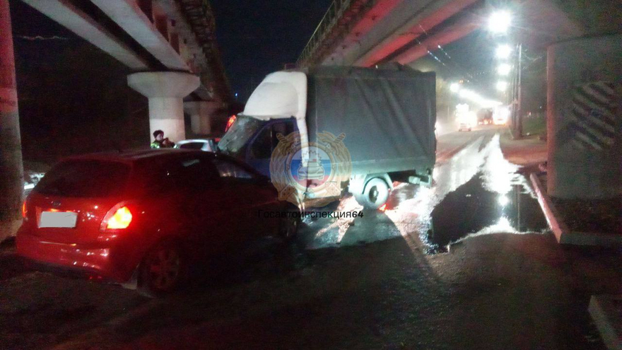 В Саратове в ДТП под мостом пострадали двое