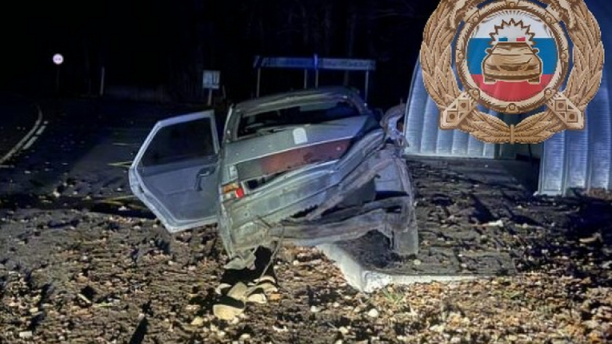 Под Саратовом два человека пострадали в улетевшем с дороги ВАЗе