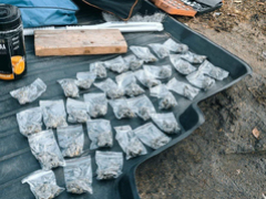 В Саратовской области остановили иномарку с десятками свертков марихуаны под капотом