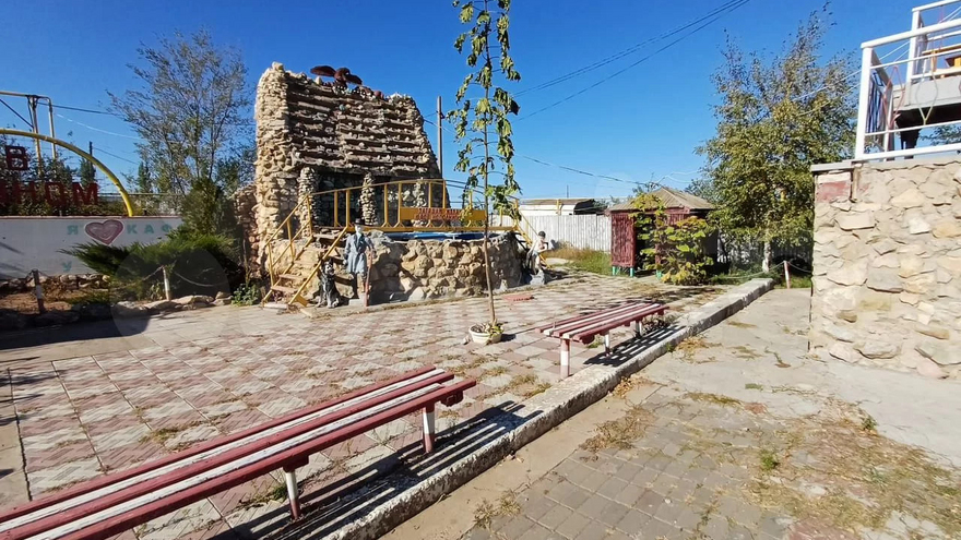 В Саратовской области за 30 млн рублей продают гостиницу со скульптурами
