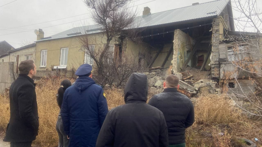 В Саратове развалился аварийный жилой дом