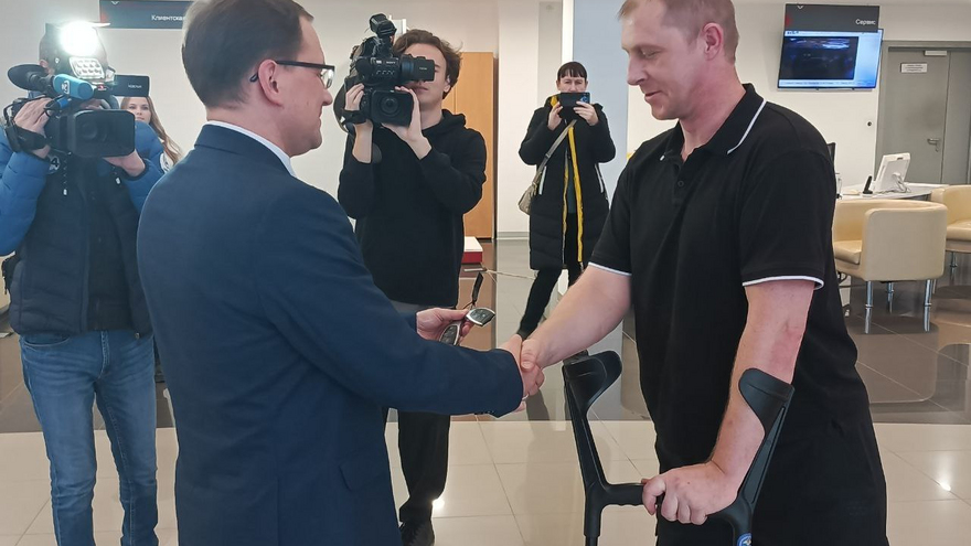 Радостный шок: оставшемуся без ног саратовскому ветерану СВО выдали седан BAIC