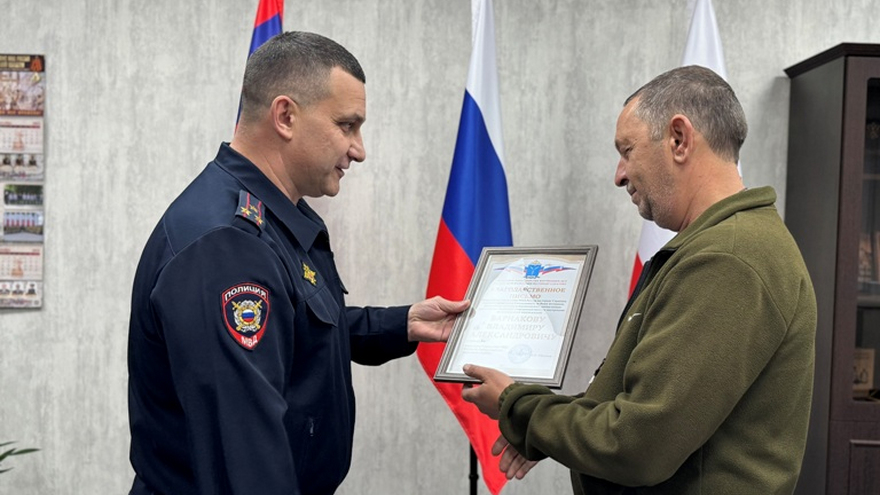 Самарский таксист привез в Саратов мошенника и сдал его полиции