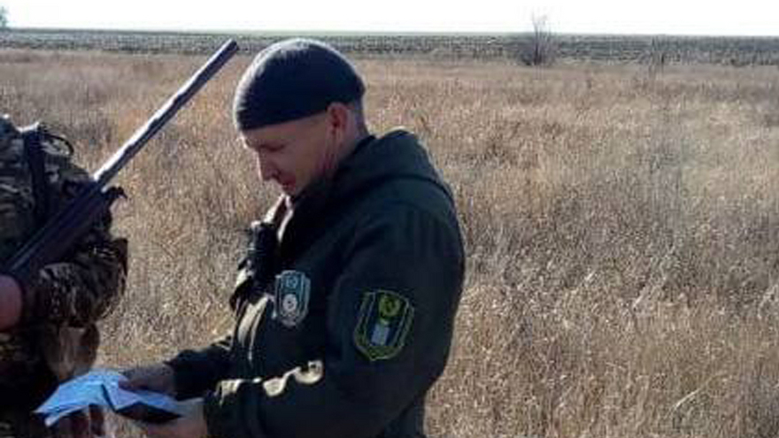 Под Вольском охотник напал на инспектора
