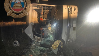 В Саратовской области три человека пострадали при опрокидывании автобуса