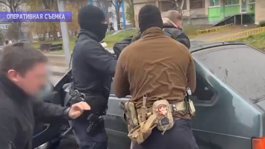 В Саратове поймали сотрудника наркошопа: он прятал запрещенные вещества в самодельных гипсовых камнях
