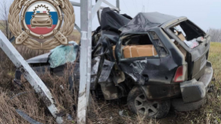 В Балакове легковушку смяло при ударе о столб