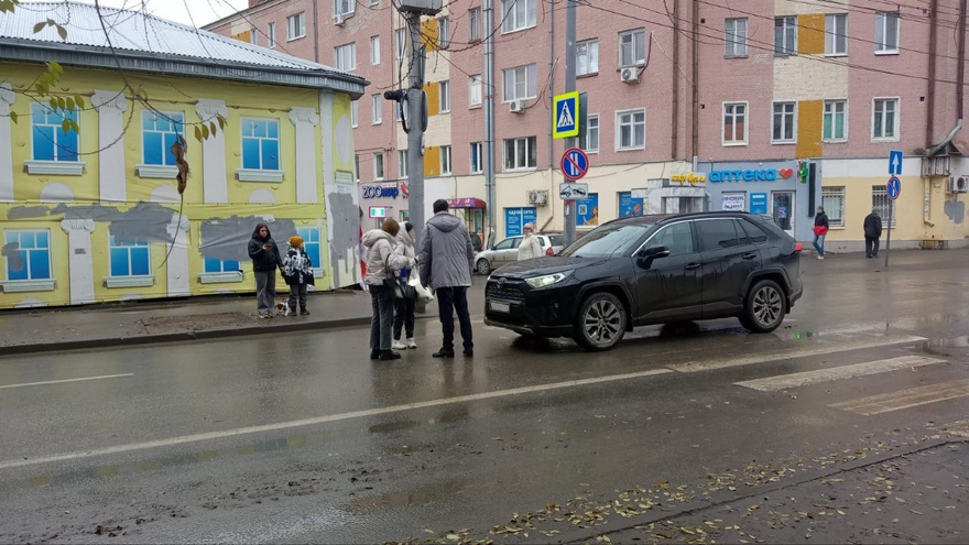 На зебре в центре Саратова кроссовер сбил девушку