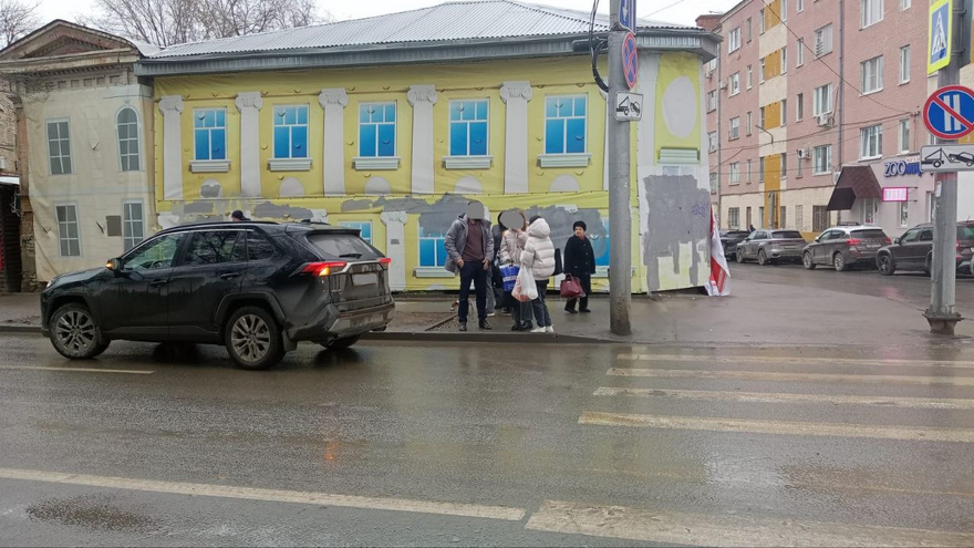 На зебре в центре Саратова кроссовер сбил девушку