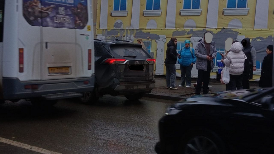 На зебре в центре Саратова кроссовер сбил девушку