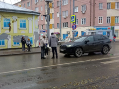 На зебре в центре Саратова кроссовер сбил девушку