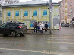 На зебре в центре Саратова кроссовер сбил девушку