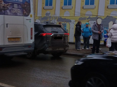 На зебре в центре Саратова кроссовер сбил девушку