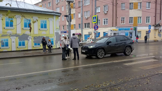 На зебре в центре Саратова кроссовер сбил девушку