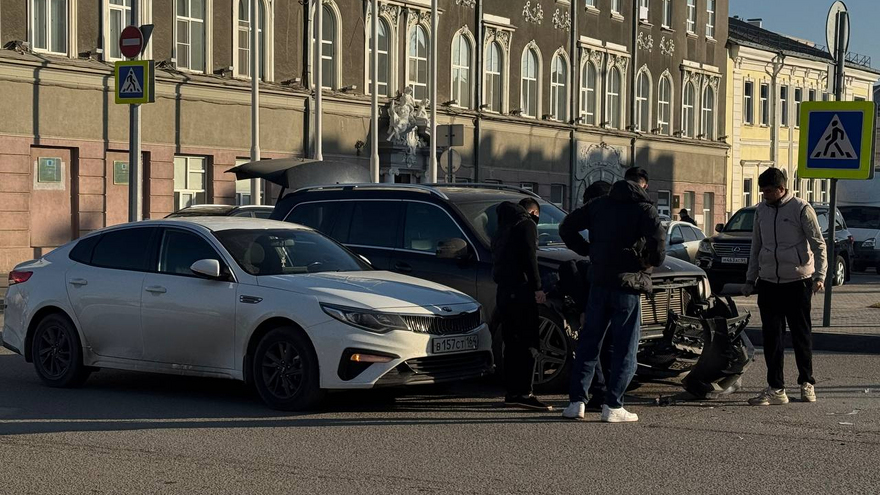 У здания мэрии Саратова столкнулись легковушки
