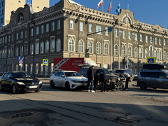 У здания мэрии Саратова столкнулись легковушки