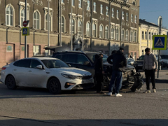 У здания мэрии Саратова столкнулись легковушки