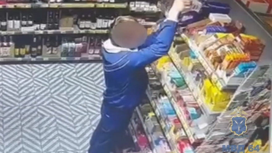 Саратовец украл из магазина 89 плиток шоколада (видео)
