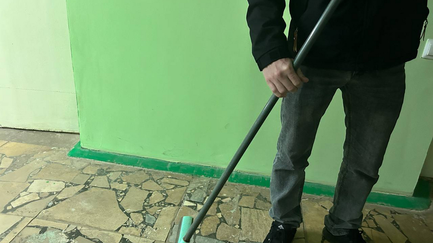 Под Саратовом мужчина пригрозил убить жену шваброй