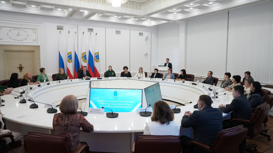 Губернатор наградил почетным знаком 8 саратовских матерей